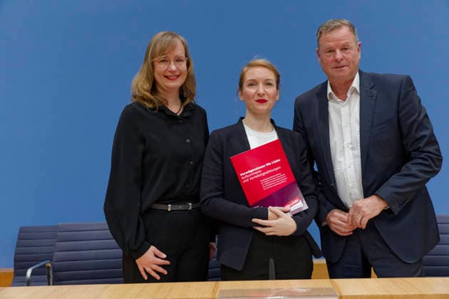 News Bilder des Tages Studie Reaktivierung der Vermögenssteuer 22026-01-06 Deutschland, Berlin Bundespressekonferenz: Vorstellung einer Studie des DIW zu den zu erwartenden Steuermehreinnahmen durch eine Reaktivierung der Vermögenssteuer. Im Bild v.l. Eva von Angern, (Die Linke), Vorsitzende der Fraktionsvorsitzendenkonferenz der Fraktionen Die Linke in den Landtagen und Fraktionsvorsitzende in Sachsen-Anhalt, Ines Schwerdtner (Die Linke), Sprecherin für Haushaltspolitik, Schuldenbremse un Sondervermögen im Deutschen Bundestag, Parteivorsitzende, Christian Görke (Die Linke), Sprecher für Finanzpolitik und Vorsitzender des Finanzausschusses im Deutschen Bundestag. *** Study on the reactivation of the wealth tax 22026 01 06 Germany, Berlin Federal P
