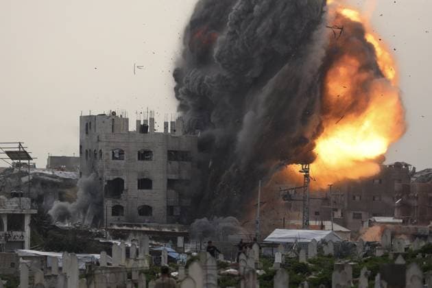News Bilder des Tages Israeli army targets building in Gaza City GAZA CITY, GAZA - FEBRUARY 6: Smoke rises after the Israeli army targets the Khudair building in the Zeytun neighborhood in the northern Gaza City, Gaza following threats to launch new attacks on the Gaza Strip on February 6, 2026. Khames Alrefi Anadolu Gaza City Gaza. Editorial use only. Please get in touch for any other usage.  Copyright: x2026xAnadoluxKhamesxAlrefix