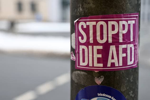 Erfurt beklebt 06.02.2026, Erfurt, Aufkleber mit der Aufschrift Stoppt die AFD in der Erfurter Innenstadt *** Erfurt stickers 06 02 2026, Erfurt, sticker with the inscription Stop the AFD in Erfurt city center