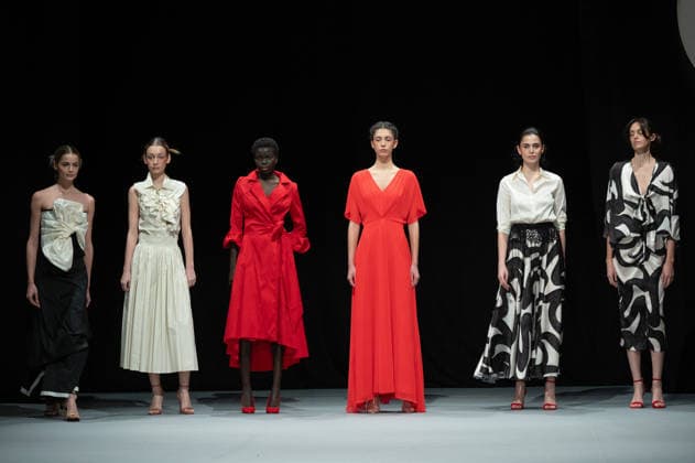Entertainment Bilder des Tages Modad catwalk during Madrid Fashion Week in Madrid - 06 Feb 2026 A model walks the runway in a design by designer ÁNGEL IGLESIAS at the Modad catwalk during Madrid Fashion Week at Ifema. Madrid Spain Copyright: xAtilanoxGarciax xSOPAxImagesx photos04325