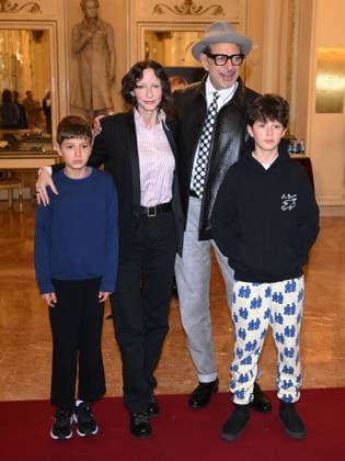 Milan, Milan Cortina 2026 Olympic Games, Welcome cocktail for guests at the Opening Ceremony at Teatro alla Scala. Pictured are Jeff Goldblum, his wife Emilie Livingston, and their sons Charlie Ocean and River Joe.  Copyright: xAlbertoxTerenghix xipa-agency.netx xComi Terenghix IPA_Agency_IPA71037416
