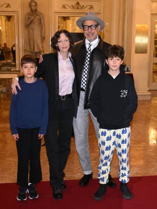Milan, Milan Cortina 2026 Olympic Games, Welcome cocktail for guests at the Opening Ceremony at Teatro alla Scala. Pictured are Jeff Goldblum, his wife Emilie Livingston, and their sons Charlie Ocean and River Joe.  Copyright: xAlbertoxTerenghix xipa-agency.netx xComi Terenghix IPA_Agency_IPA71037420