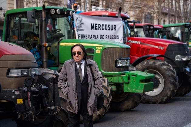 News Bilder des Tages February 6, 2026, Barcelona, Barcelona, Spain: Farmers protest in Barcelona against the Mercosur trade agreement on the second anniversary of their first road blockades in Catalonia. During the demonstration on Gran Via de les Corts Catalanes, protesters symbolically planted a large urban orchard in the middle of the road Barcelona Spain - ZUMAa239 20260206_zip_a239_022 Copyright: xMarcxAsensioxClupesx