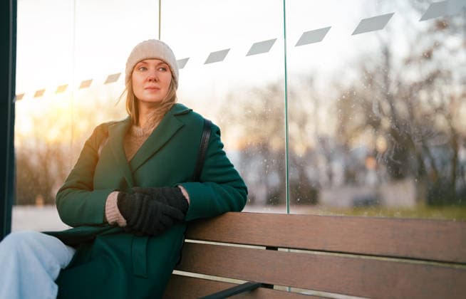 Frau wartet an einer Bushaltestelle auf den Bus. Frau wartet an einer Bushaltestelle auf den Bus. (License=RF) ,model released, Symbolfoto Copyright: xZoonar.com DmitrixMarutax 24570004 ,model released, Symbolfoto ,property released