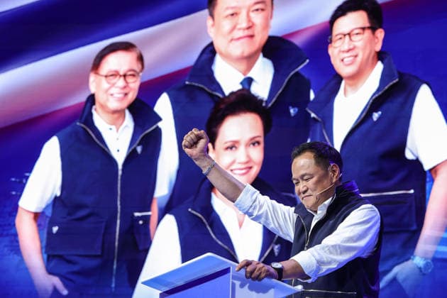 News Bilder des Tages February 6, 2026, Bangkok, Bangkok, Thailand: ANUTIN CHARNVIRAKUL, Prime Minister of Thailand, delivers his final campaign speech at the Queen Sirikit National Convention Center ahead of the upcoming general election on Sunday, in Bangkok, Thailand, on February 6, 2026. Bangkok Thailand - ZUMAp219 20260206_zip_p219_010 Copyright: xNattaphonxPhanphongsanonx