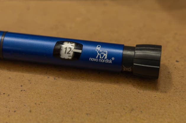 Insulinspritze von Novo Nordisk Symbolbild Detailaufnahme einer wiederbefüllbaren Insulinspritze des Pharmaunternehmens Novo Nordisk zur Verabreichung von Insulin bei Diabetes. Symbolbild. Bonn Nordrhein-Westfalen Deutschland *** Insulin syringe from Novo Nordisk Symbolic image Close-up of a refillable insulin syringe from the pharmaceutical company Novo Nordisk for the administration of insulin in diabetes Symbolic image Bonn North Rhine-Westphalia Germany Copyright: xMarcxJohnx