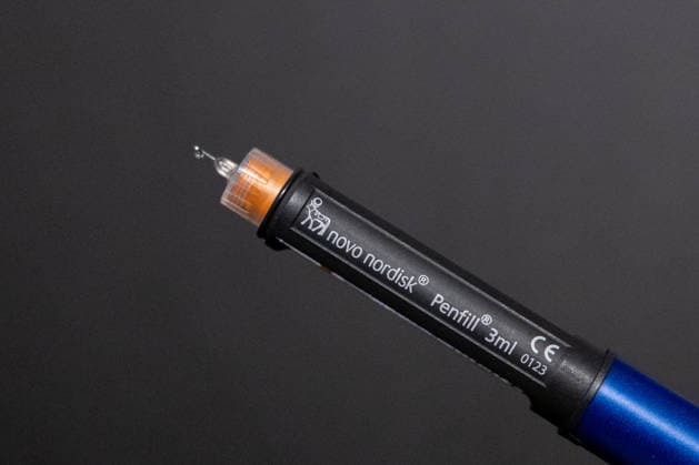 Insulinspritze von Novo Nordisk Symbolbild Detailaufnahme einer wiederbefüllbaren Insulinspritze des Pharmaunternehmens Novo Nordisk zur Verabreichung von Insulin bei Diabetes. Symbolbild. Bonn Nordrhein-Westfalen Deutschland *** Insulin syringe from Novo Nordisk Symbolic image Close-up of a refillable insulin syringe from the pharmaceutical company Novo Nordisk for the administration of insulin in diabetes Symbolic image Bonn North Rhine-Westphalia Germany Copyright: xMarcxJohnx