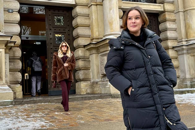 Sylvie Meis als Zeugin mit ihrer Managerin Marina Dertnig (blauer Mantel) im und vor dem Landgericht Hamburg Strafjustizgebäude am Sievekingsplatz am 06.02.2026 Prozess gegen dem Angeklagten Ermal M. (42) wird gemeinschaftlicher Wohnungseinbruchsdiebstahl zur Last gelegt Handtaschen nd Schmuck im Wert von mehr als 500.000 Euro aus ihrem Ankleidezimmer gestohlen zu haben. Hamburg, der 06.02.2026 Sylvie Meis nach der Zeugenaussage am Landgericht Hamburg, Hamburg Hamburg Deutschland Große Strafkammer Landgericht