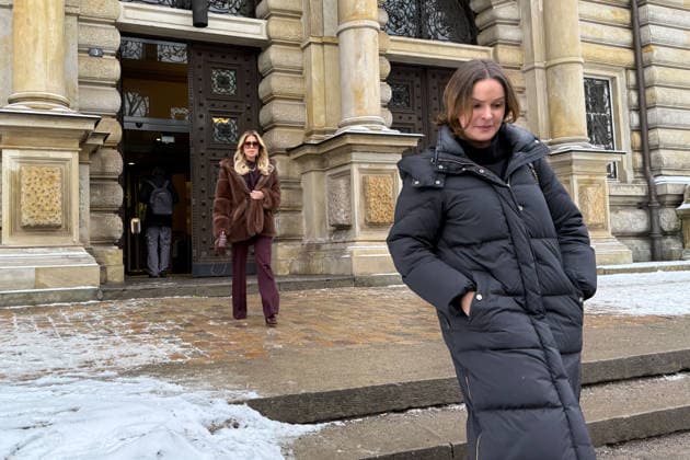 Sylvie Meis als Zeugin mit ihrer Managerin Marina Dertnig (blauer Mantel) im und vor dem Landgericht Hamburg Strafjustizgebäude am Sievekingsplatz am 06.02.2026 Prozess gegen dem Angeklagten Ermal M. (42) wird gemeinschaftlicher Wohnungseinbruchsdiebstahl zur Last gelegt Handtaschen nd Schmuck im Wert von mehr als 500.000 Euro aus ihrem Ankleidezimmer gestohlen zu haben. Hamburg, der 06.02.2026 Sylvie Meis nach der Zeugenaussage am Landgericht Hamburg, Hamburg Hamburg Deutschland Große Strafkammer Landgericht