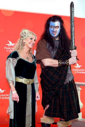 Bayerns Ministerpräsident Markus Söder (CSU) im Kostüm als Braveheart bzw. William Wallace kommt gemeinsam mit seiner Ehefrau Karin Baumüller-Söder zur BR-Livesendung Fastnacht in Franken in den Mainfrankensälen. Bei der Prunksitzung des Fastnachtverbandes Franken werden traditionell Politiker Spott und Narretei ausegesetzt. Veitshöchheim, 06.02.2026 Bayern Deutschland Copyright: xDwixAnoraganingrumx