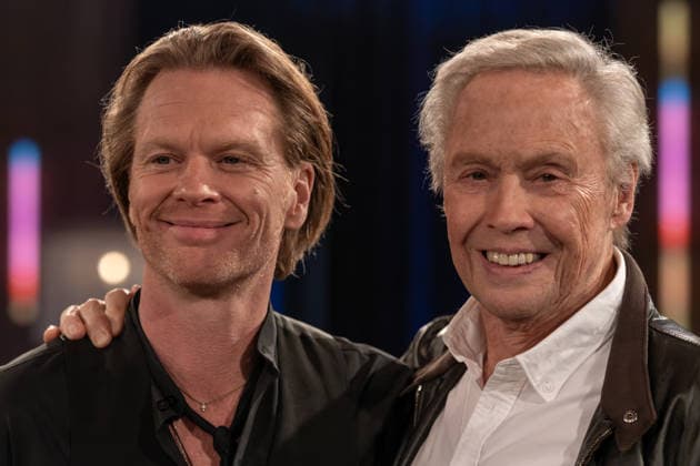Kölner Treff am 06. Februar 2026. Im Bild der österreichischer Schauspieler, Sänger und Fernsehmoderator Peter Kraus (rechts) mit Sohn Mike Kraus, Fotograf und Filmemacher. Peter Kraus gilt als Begründer des deutschsprachigen Rock™n Roll. Susan Link und Anna Planken Micky Beisenherz weilte zum Zeitpunkt der Sendung in Australien - sind neugierig und befragen ihre Gäste auf ihre ganz eigene Art mit spannenden Ergebnissen. Köln Nordrhein-Westfalen Deutschland