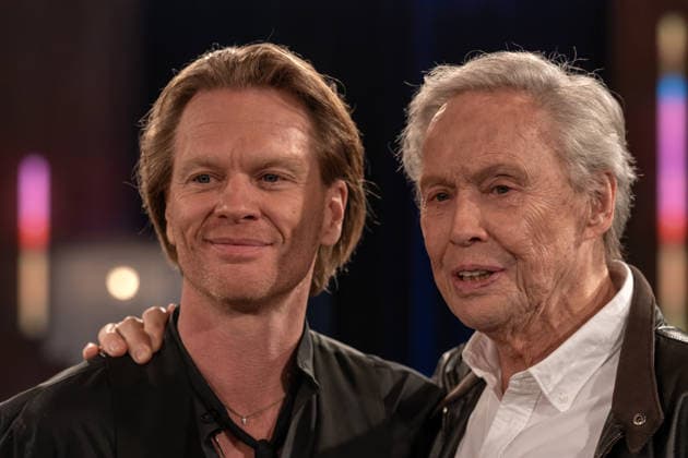 Kölner Treff am 06. Februar 2026. Im Bild der österreichischer Schauspieler, Sänger und Fernsehmoderator Peter Kraus (rechts) mit Sohn Mike Kraus, Fotograf und Filmemacher. Peter Kraus gilt als Begründer des deutschsprachigen Rock™n Roll. Susan Link und Anna Planken Micky Beisenherz weilte zum Zeitpunkt der Sendung in Australien - sind neugierig und befragen ihre Gäste auf ihre ganz eigene Art mit spannenden Ergebnissen. Köln Nordrhein-Westfalen Deutschland