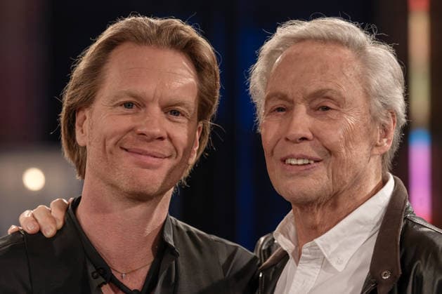 Kölner Treff am 06. Februar 2026. Im Bild der österreichischer Schauspieler, Sänger und Fernsehmoderator Peter Kraus (rechts) mit Sohn Mike Kraus, Fotograf und Filmemacher. Peter Kraus gilt als Begründer des deutschsprachigen Rock™n Roll. Susan Link und Anna Planken Micky Beisenherz weilte zum Zeitpunkt der Sendung in Australien - sind neugierig und befragen ihre Gäste auf ihre ganz eigene Art mit spannenden Ergebnissen. Köln Nordrhein-Westfalen Deutschland