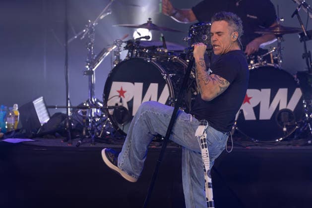 Robbie Williams performs live at the Liverpool Olympia Featuring: Robbie Williams Where: Liverpool, Merseyside, United Kingdom When: 06 Feb 2026 Credit: Alex Cropper Cover Images EDITORIAL USE ONLY. NOT FOR USE BY NEWSPAPERS BASED IN THE UK. Copyright: xx coverimg55443506