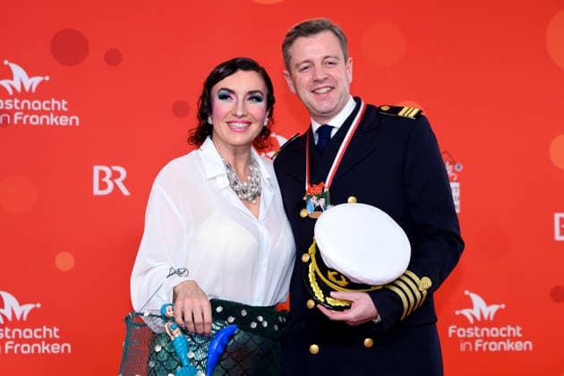 Politikerin Dorothee Bär (CSU), Bundesministerin für Forschung, Technologie und Raumfahrt, und ihr Ehemann Kommunalpolitiker Oliver Bär (CSU) bei der BR-Livesendung Fastnacht in Franken in den Mainfrankensälen. Bei der Prunksitzung des Fastnachtverbandes Franken werden traditionell Politiker Spott und Narretei ausegesetzt. Veitshöchheim, 06.02.2026 Bayern Deutschland Copyright: xDwixAnoraganingrumx