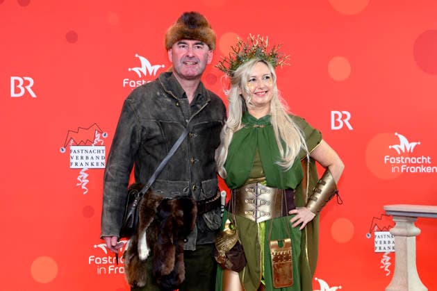 Bayerns Wirtschaftsminister Hubert Aiwanger (Freie Wähler) kommt gemeinsam mit Politikerin Sabrina Neckov (Freie Wähler) zur BR-Livesendung Fastnacht in Franken in den Mainfrankensälen. Bei der Prunksitzung des Fastnachtverbandes Franken werden traditionell Politiker Spott und Narretei ausegesetzt. Veitshöchheim, 06.02.2026 Bayern Deutschland Copyright: xDwixAnoraganingrumx