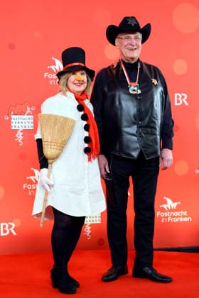 Bayerns Innenminister Joachim Herrmann (CSU) mit seiner Ehefrau Gerswid Herrmann bei der BR-Livesendung Fastnacht in Franken in den Mainfrankensälen. Bei der Prunksitzung des Fastnachtverbandes Franken werden traditionell Politiker Spott und Narretei ausegesetzt. Veitshöchheim, 06.02.2026 Bayern Deutschland Copyright: xDwixAnoraganingrumx