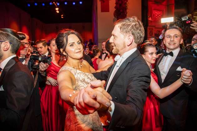 Annett Hofmann und Michael Kretschmer MP Sachsen beim tanzen zu Gast im Ballsaal beim 100 Sepmper Oernball in der Semper Oper in Dresden am 6.Februar 2026 Sachsen Deutschland