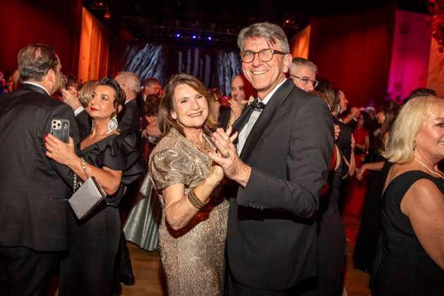 Ehefrau Christiane Goetz-Weimer, Wolfram Weimer und Raphaella Gassner Kultur Staatsminister beim tanzen zu Gast im Ballsaal beim 100 Sepmper Oernball in der Semper Oper in Dresden am 6.Februar 2026 Sachsen Deutschland