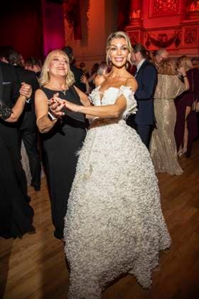 Raphaella Gassner und Annika Gassner beim tanzen zu Gast im Ballsaal beim 100 Sepmper Oernball in der Semper Oper in Dresden am 6.Februar 2026 Sachsen Deutschland