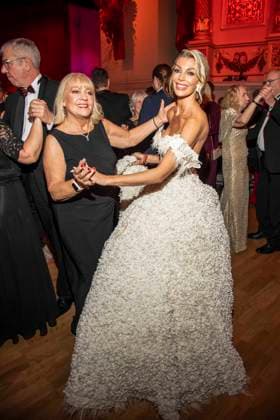 Raphaella Gassner und Annika Gassner beim tanzen zu Gast im Ballsaal beim 100 Sepmper Oernball in der Semper Oper in Dresden am 6.Februar 2026 Sachsen Deutschland