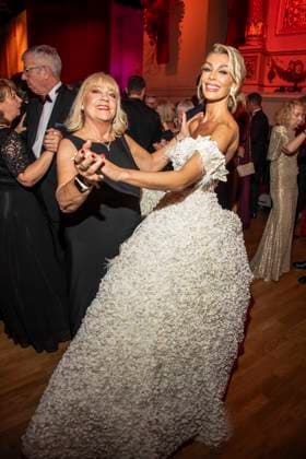Raphaella Gassner und Annika Gassner beim tanzen zu Gast im Ballsaal beim 100 Sepmper Oernball in der Semper Oper in Dresden am 6.Februar 2026 Sachsen Deutschland