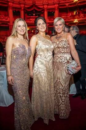 Stefanie Hertel, Annett Hofmann und Kamilla Senjo zu Gast im Ballsaal beim 100 Sepmper Oernball in der Semper Oper in Dresden am 6.Februar 2026 Sachsen Deutschland