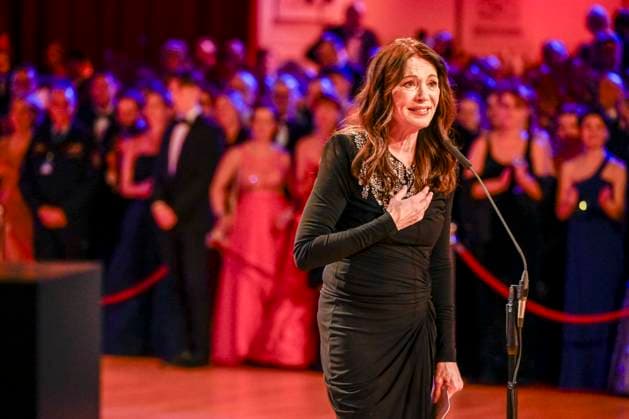 Iris Berben zu Gast im Ballsaal beim 100 Sepmper Oernball in der Semper Oper in Dresden am 6.Februar 2026 Sachsen Deutschland *** Iris Berben as a guest in the ballroom at the 100 Sepmper Opera Ball at the Semper Opera in Dresden on February 6, 2026 Saxony Germany