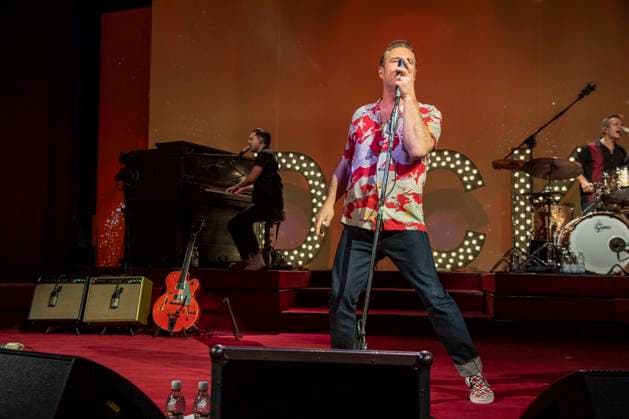 Sasha als DICK BRAVE bei seinem Auftritt Konzert Singen zu Gast im Ballsaal beim 100 Sepmper Oernball in der Semper Oper in Dresden am 6.Februar 2026 Sachsen Deutschland