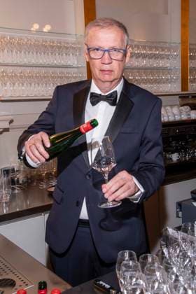 Günther Jauch praesentiert seinen Wein zu Gast beim 100 Sepmper Oernball in der Semper Oper in Dresden am 6.Februar 2026 Sachsen Deutschland *** Günther Jauch presents his wine as a guest at the 100 Sepmper Opera Ball at the Semper Opera in Dresden on February 6, 2026 Saxony Germany
