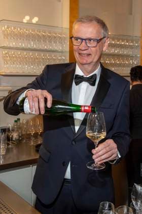 Günther Jauch praesentiert seinen Wein zu Gast beim 100 Sepmper Oernball in der Semper Oper in Dresden am 6.Februar 2026 Sachsen Deutschland