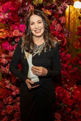 Iris Berben mit dem Choros Award Preistraegerin zu Gast im Ballsaal beim 100 Sepmper Oernball in der Semper Oper in Dresden am 6.Februar 2026 Sachsen Deutschland