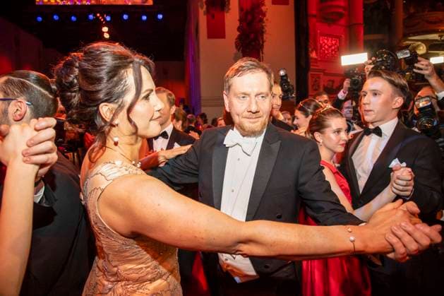 Annett Hofmann und Michael Kretschmer MP Sachsen beim tanzen zu Gast im Ballsaal beim 100 Sepmper Oernball in der Semper Oper in Dresden am 6.Februar 2026 Sachsen Deutschland