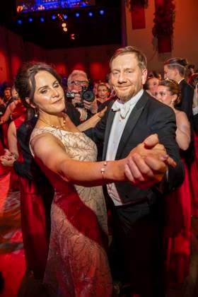 Annett Hofmann und Michael Kretschmer MP Sachsen beim tanzen zu Gast im Ballsaal beim 100 Sepmper Oernball in der Semper Oper in Dresden am 6.Februar 2026 Sachsen Deutschland