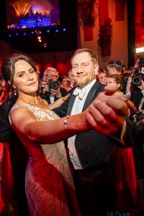 Annett Hofmann und Michael Kretschmer MP Sachsen beim tanzen zu Gast im Ballsaal beim 100 Sepmper Oernball in der Semper Oper in Dresden am 6.Februar 2026 Sachsen Deutschland