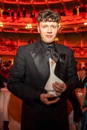 Christian Friedel mit dem Choros-Award fuer Kultur Preistraeger zu Gast im Ballsaal beim 100 Sepmper Oernball in der Semper Oper in Dresden am 6.Februar 2026 Sachsen Deutschland