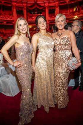 Stefanie Hertel, Annett Hofmann und Kamilla Senjo zu Gast im Ballsaal beim 100 Sepmper Oernball in der Semper Oper in Dresden am 6.Februar 2026 Sachsen Deutschland