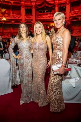 Cathy Hummels, Stefanie Hertel und Kamilla Senjo zu Gast im Ballsaal beim 100 Sepmper Oernball in der Semper Oper in Dresden am 6.Februar 2026 Sachsen Deutschland