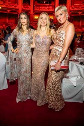 Cathy Hummels, Stefanie Hertel und Kamilla Senjo zu Gast im Ballsaal beim 100 Sepmper Oernball in der Semper Oper in Dresden am 6.Februar 2026 Sachsen Deutschland
