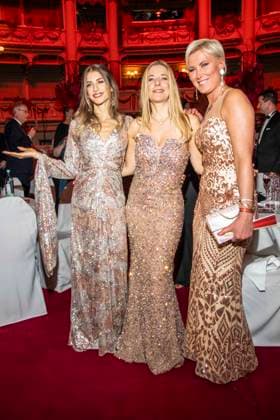 Cathy Hummels, Stefanie Hertel und Kamilla Senjo zu Gast im Ballsaal beim 100 Sepmper Oernball in der Semper Oper in Dresden am 6.Februar 2026 Sachsen Deutschland