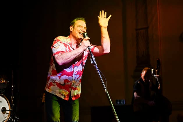 Sasha als DICK BRAVE bei seinem Auftritt Konzert Singen zu Gast im Ballsaal beim 100 Sepmper Oernball in der Semper Oper in Dresden am 6.Februar 2026 Sachsen Deutschland