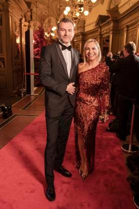 Susanne Klehn mit Begleitung Mann Promi expertin ARD zu Gast auf dem roten Teppich - Ballsaal Tanzen beim 100. Sepmper Oernball in der Semper Oper in Dresden am 6.Februar 2026 Sachsen Deutschland