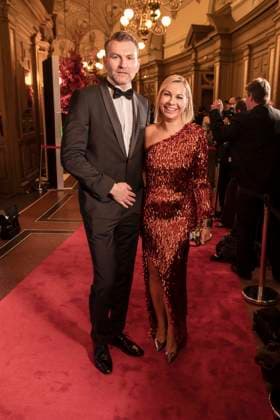 Susanne Klehn mit Begleitung Mann Promi expertin ARD zu Gast auf dem roten Teppich - Ballsaal Tanzen beim 100. Sepmper Oernball in der Semper Oper in Dresden am 6.Februar 2026 Sachsen Deutschland