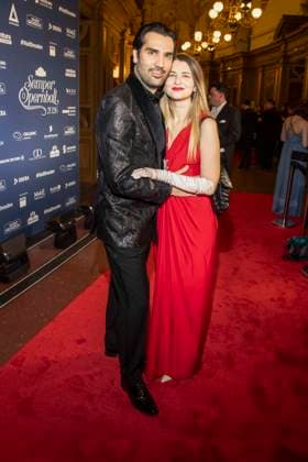 Jonathan Tetelman und Mit Ehefrau Andreea Deaconu zu Gast auf dem roten Teppich beim 100. Sepmper Oernball in der Semper Oper in Dresden am 6.Februar 2026 Sachsen Deutschland