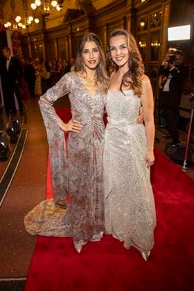 Cathy Hummels und Annika Lau auf dem roten Teppich zu Gast im Ballsaal beim 100 Sepmper Oernball in der Semper Oper in Dresden am 6.Februar 2026 Sachsen Deutschland