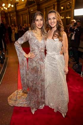 Cathy Hummels und Annika Lau auf dem roten Teppich zu Gast im Ballsaal beim 100 Sepmper Oernball in der Semper Oper in Dresden am 6.Februar 2026 Sachsen Deutschland