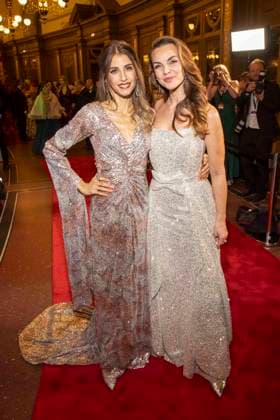 Cathy Hummels und Annika Lau auf dem roten Teppich zu Gast im Ballsaal beim 100 Sepmper Oernball in der Semper Oper in Dresden am 6.Februar 2026 Sachsen Deutschland