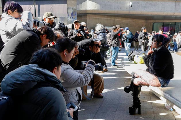 Seoul Fashion Week in Seoul, South Korea Fashion enthusiasts pose for photographers outside the venue of the 2026 F W Seoul Fashion Week in Seoul, South Korea on February 07, 2026. Seoul South Korea  Copyright: xMatrixxImages JungxUi-Chelx