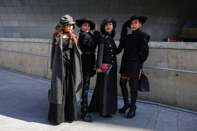 Entertainment Bilder des Tages Seoul Fashion Week in Seoul, South Korea Fashion enthusiasts pose for photographers outside the venue of the 2026 F W Seoul Fashion Week in Seoul, South Korea on February 07, 2026. Seoul South Korea  Copyright: xMatrixxImages JungxUi-Chelx