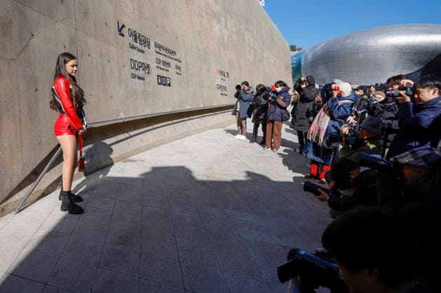 Seoul Fashion Week in Seoul, South Korea Fashion enthusiasts pose for photographers outside the venue of the 2026 F W Seoul Fashion Week in Seoul, South Korea on February 07, 2026. Seoul South Korea  Copyright: xMatrixxImages JungxUi-Chelx